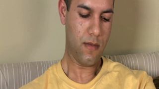 Gay joven latino grita y se masturba