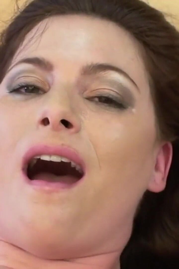 Jessica Fiorentino & Daria Glower love to play with their strapon toys