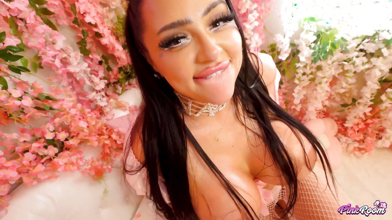 Pink Room Ep. 39: Big Booty Latina Bimbo Zoey Foxx