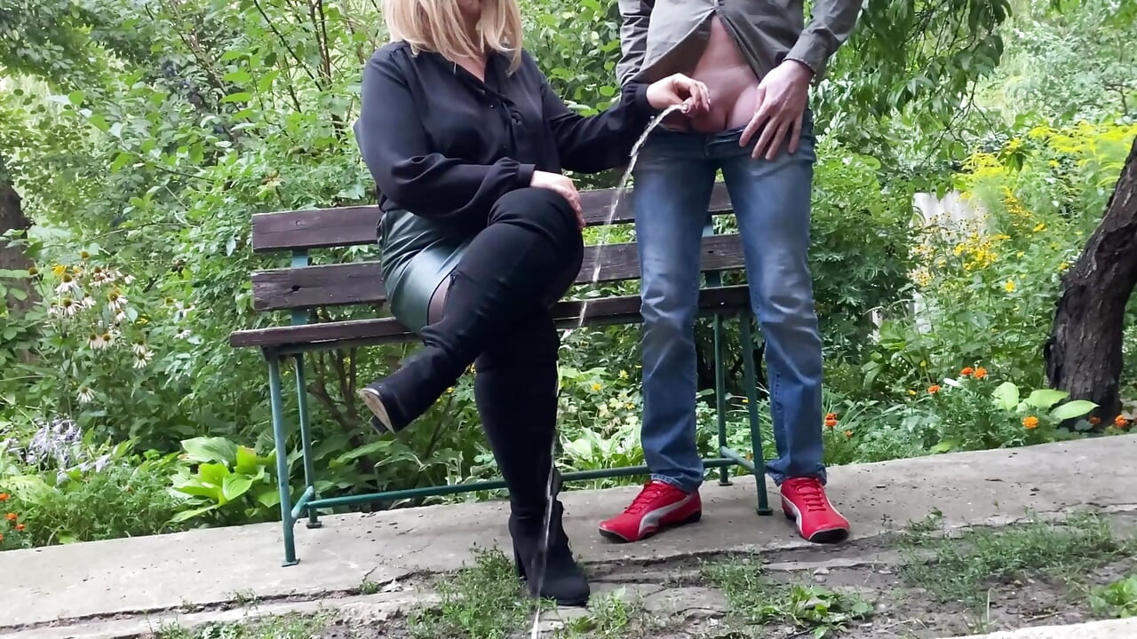 Milf matura in abiti sexy aiuta un uomo a fare pipì all'aperto