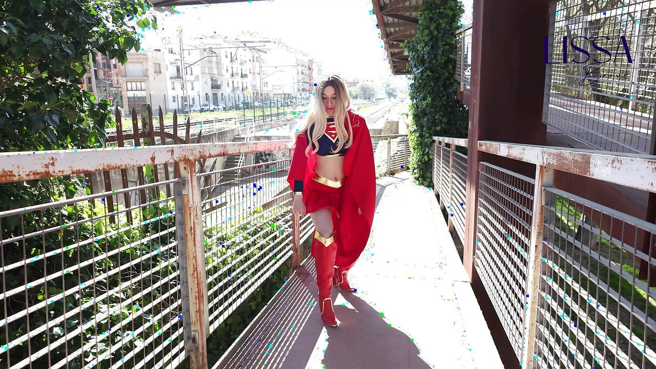 Superdevojka je prevarena u jazbinu zlikovca, sada mora da pobegne