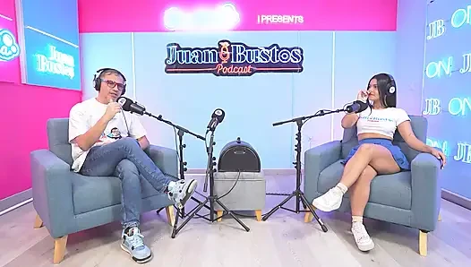 Camila Henao глубоко заглатывает: она принимает мясистый член своего бойфренда всю в глотку и в конечном итоге получает полный рот спермы