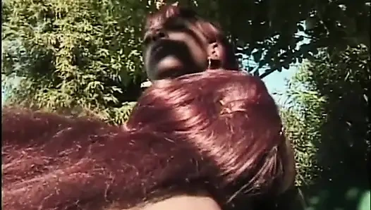 Черные лесбиянки с большими сиськами лижут киску, трахают пальцами в саду