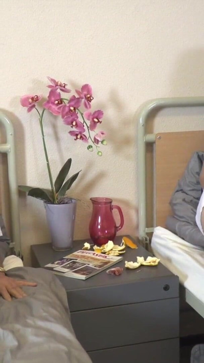 Hap vaktin geldi dede! Hemşire Nana Garnet BeautyAndTheSenior'da | Klip 1