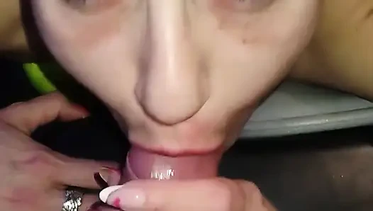 Jacuzzi lagi asik nyepong kontol sampai dicrot di muka dan mulutnya