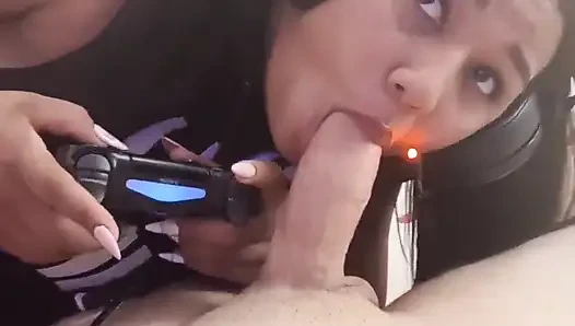 Cewek hot rambut cokelat dengan pantat bahenol lagi asik nyepong kontol besar pria asing di playstation!