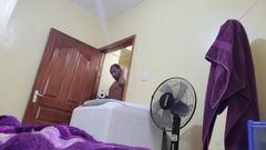 La sorellastra arrapata ha lasciato una telecamera nella mia camera da letto per il check-out nuda