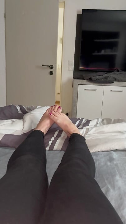 Krupni plan: fetiš na stopala, mokra, uska, mokra, maca, zadovoljava se zlatnim vibratorom do intenzivnog vrhunca, drhtanje, trzanje, stenjanje, napaljena