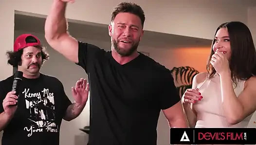 DEVILS FILM - Ella Reese соблазняет возбужденную соседку По дому Seth, затем ломает сценарий для неверного траха на съемочной площадке