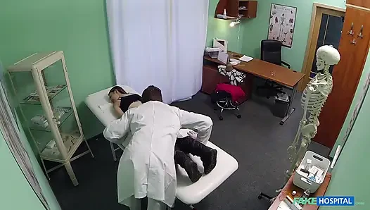 Dokter memeriksa memek pasien cantik dan meresepkan creampie