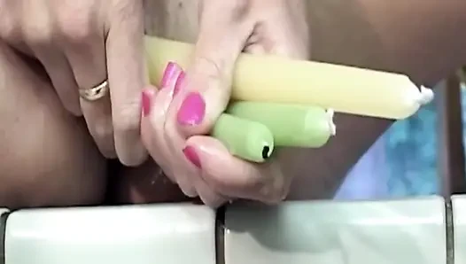 Sarışın orta yaşlı seksi kadın ıslak amcığını beyzbol sopasıyla genişletiyor
