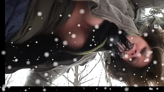 Yaşlı adam açık havada orta yaşlı seksi kadını sikiyor ve genç bir kızın ağzına boşalıyor