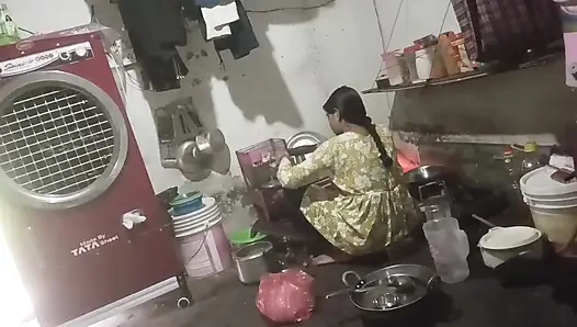 Büyük memeli baldızın yarağını emiyor ve domaltarak götten sikiliyor kovboy kız Hintçe ses kaydı
