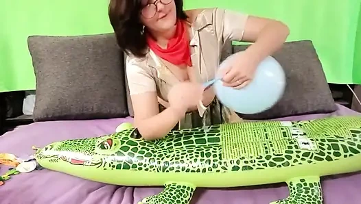 Şişme timsah üzerinde balon patlatıyor - tavşan looner [lowres]