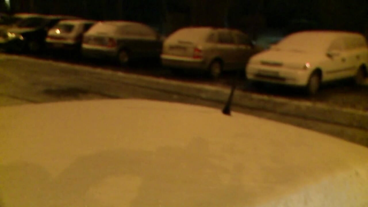 Si blonde miang seksi menghisap zakarnya di luar rumah dalam sudut pandangan pertama