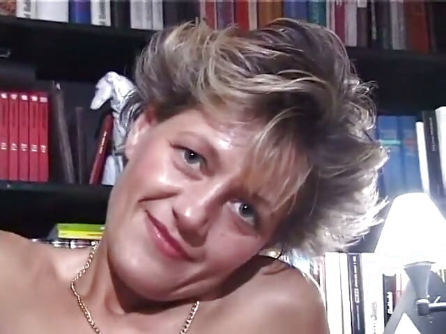 Azgın orta yaşlı seksi kadın amını parmaklıyor ve parmaklarını yalıyor