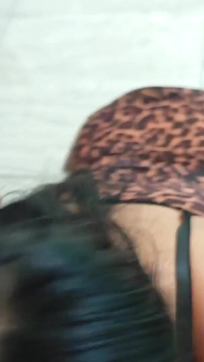 Minha enteada dança para mim de fio dental e do que fodemos sem camisinha | Clipe 1