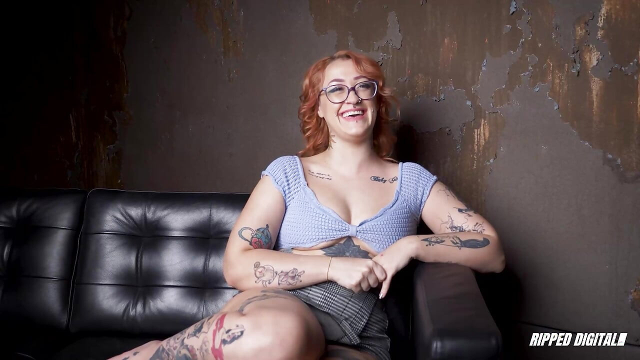 Tetovaná zrzka Babe Spinnin Shae dostane extrémní potěšení ze svazování