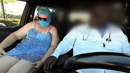 Jamdown26 - черного доктора чуть не застукали трахающей пальцами белую пациентку в хиджабе с большой толстой бритой киской публично на улице в его машине - толстушка