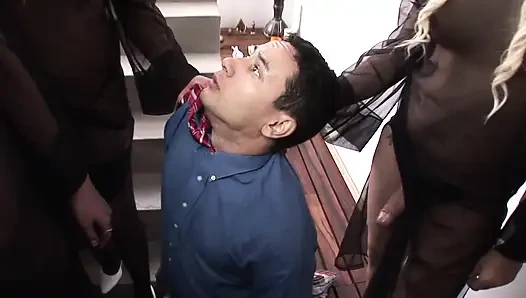 Transeksüel rahibeler sert yaraklarıyla erkeğin götünü ve ağzını parçalıyor