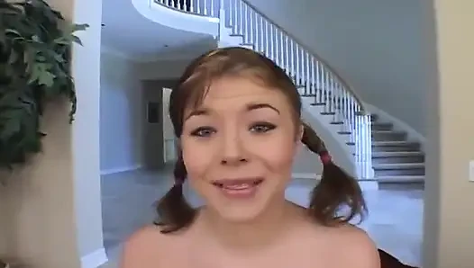 Teen lutscht einen monsterschwanz und wird dann bis zum abspritzen in den arsch gefickt