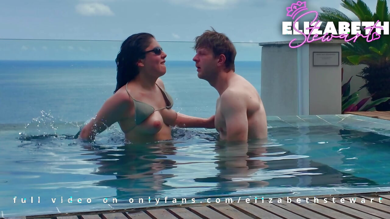 Elizabeth stewart cowok straight di kolam renang
