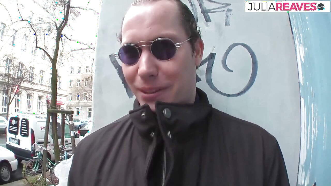 कामुक रंडी राक्षसी लंड के सख्त स्ट्रोक के अलावा छेदों को चीरती है