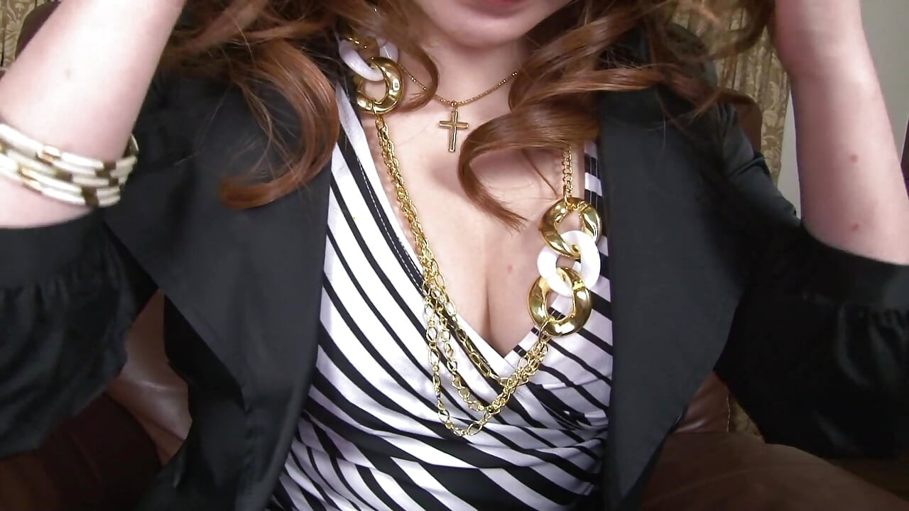 Tóc vàng thủ dâm đến phun nước sau khi đụ sâu mạnh bởi con cu to