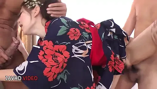 Kaori maeda si istri jago banget nyepong kontol sebelum seks threesome hot bareng dua kontol besar