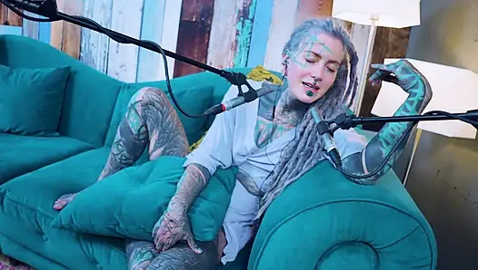 H hakkında konuşuyorum - mutluluk - asmr podcast sfw konuşuyor gotik sıska kız dreadlocks dövmeli model dövmeli kız