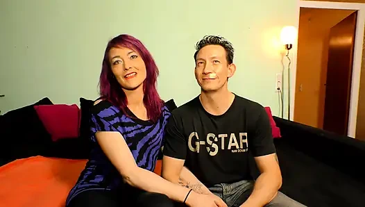 Татуированная Vixen В Красном Нижнем Белье Дико Скачет На Члене