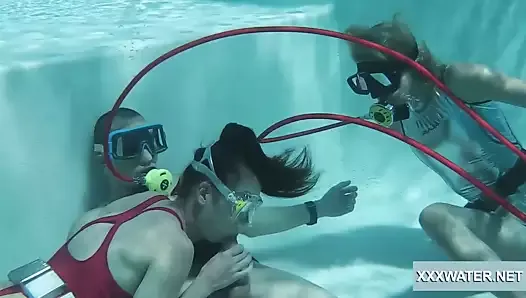 Underwater blowjob goes two way