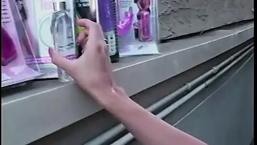 Geile brünette wickelt ihre lippen um einen langen vibrator