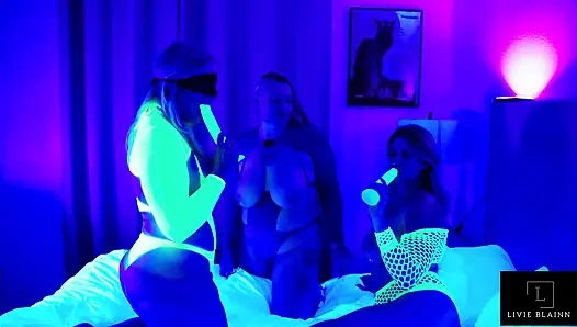 Glow in the dark dicks mädchen mädchen mädchen mädchen