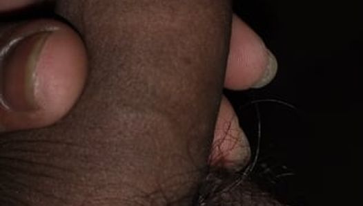 Desi młody chłopak masturbuje się przed kamerą