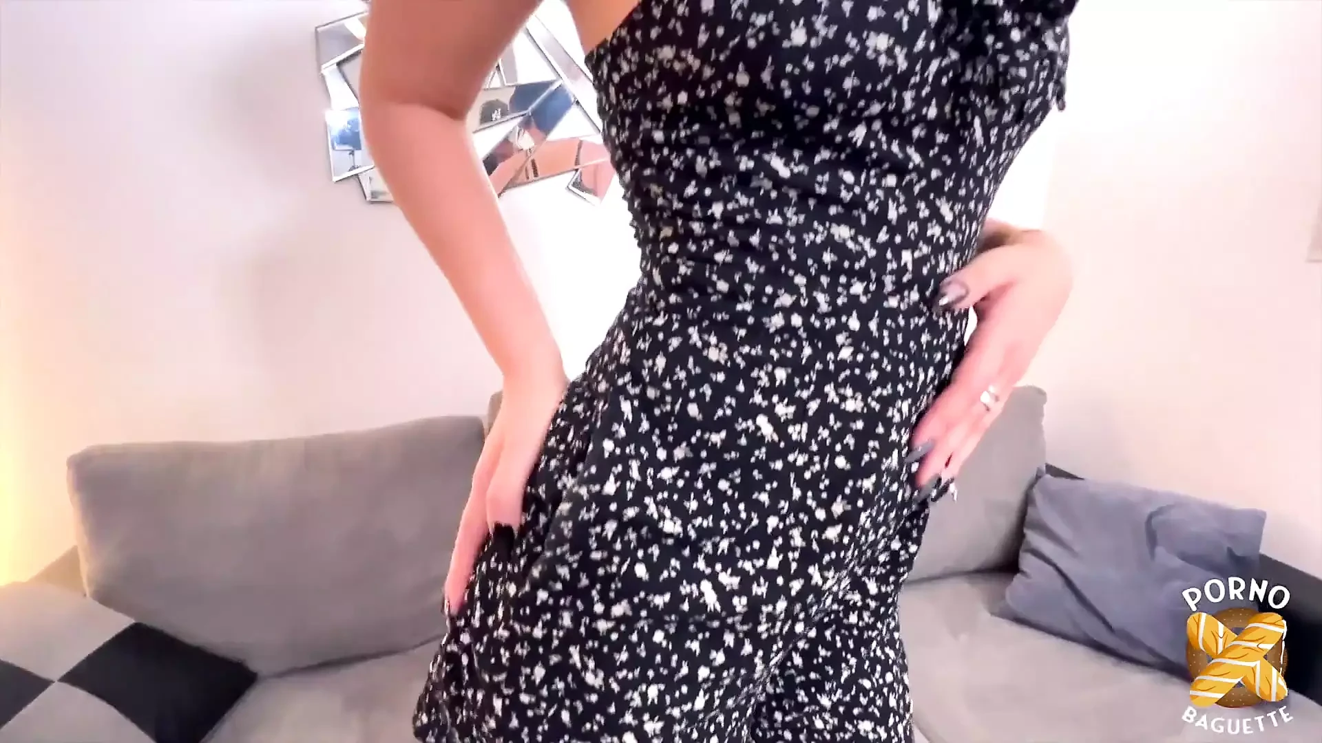 Leila veut jouir dans son premier porno