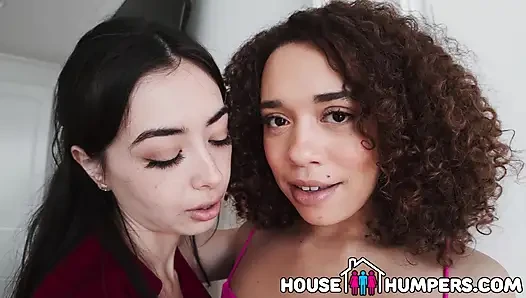 Swinger-maklerin chloe surreal zeigt ehemann ihre muschi und verführt dann seine ehefrau Willow Ryder zu einem heißen lesbischen dreier