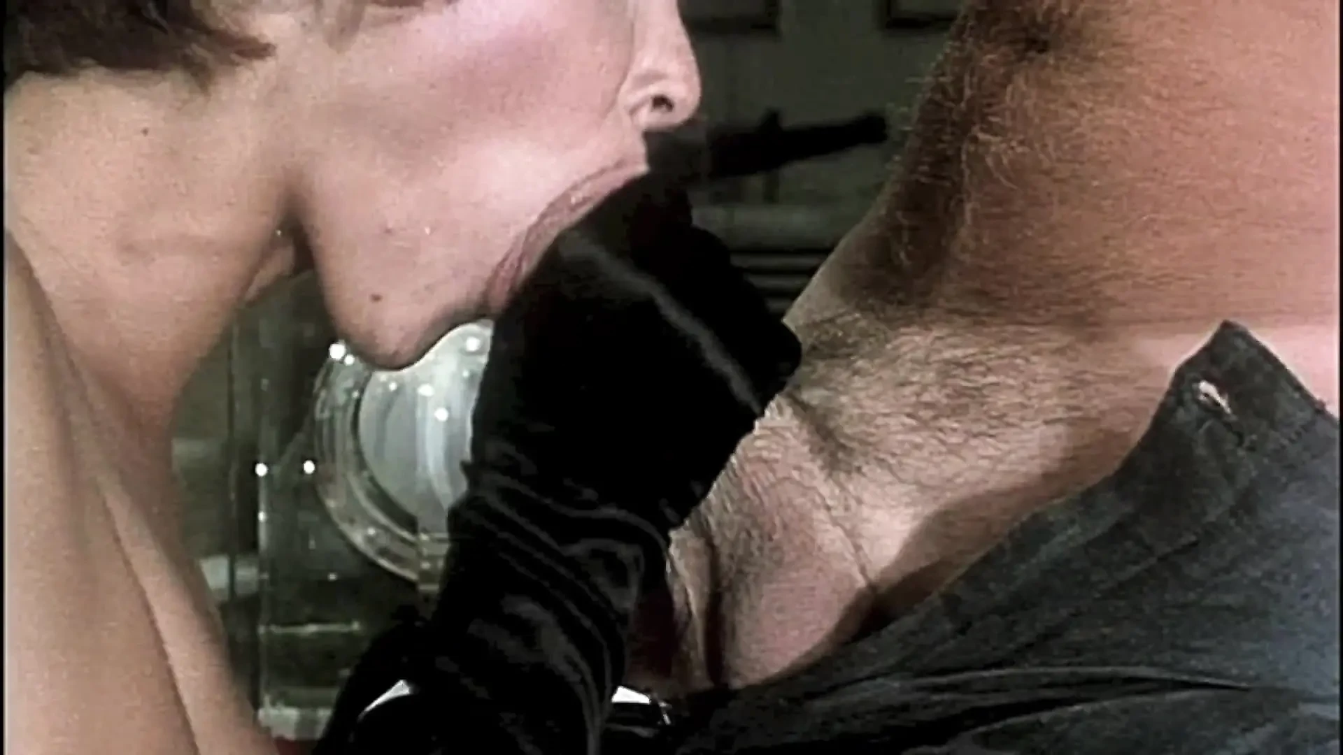 En un set porno de los 90: una buena mamada al director y luego con la follada delante de la cámara