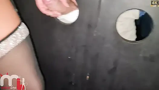 Cuckold mengambil kondom dari orang asing itu karena kemaluannya besar dan tebal.