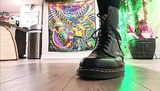 6'7 Riesin in Doc Martens stampft hart, langsam stampfend