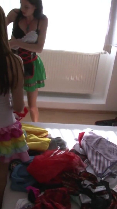 Moment puissant de « C’est ce qui se passe quand quatre filles sexy se réunissent pour une fausse séance photo de lingerie essayage sur le transport »