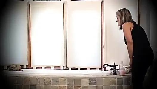 Dua lesbian nakal lagi asik masturbasi memeknya sampai orgasme di bak mandi