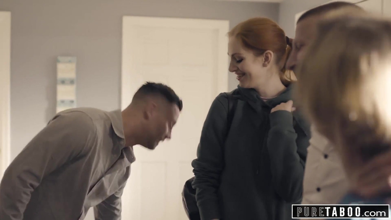 纯禁忌的继父母和继兄弟欢迎新妹妹