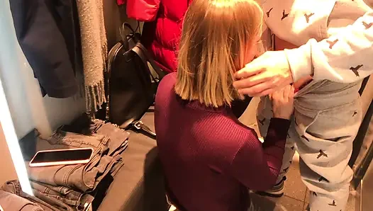 Hinterhältige umkleidekabine, blowjob - amateur-mädchen lutscht schwanz im bekleidungsgeschäft RAW