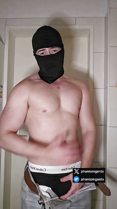 Après le travail en costume - Masked German Daddy se déshabille et se branle en parlant cochon