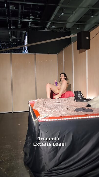 She Dildos Herself Live in Front of the Audience!