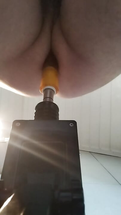 Dildo-ul îmi fut gaura udă