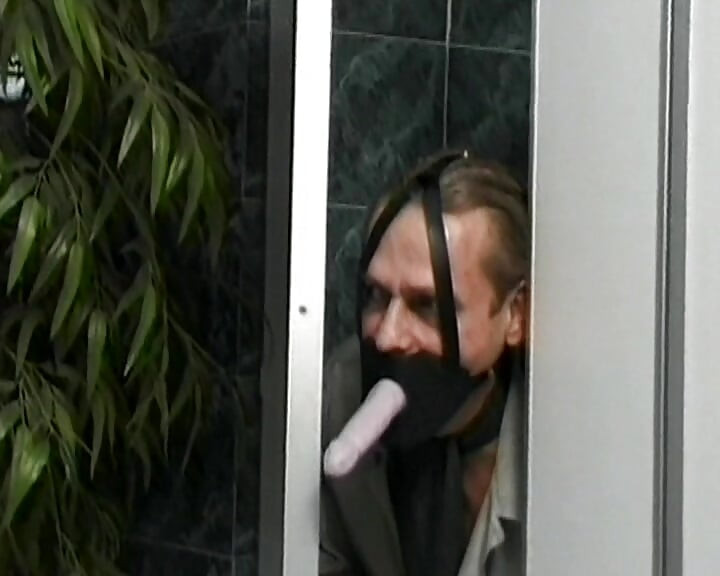 Gagici franceze care mănâncă spermă futută în grup de băieți cu vibrator legat