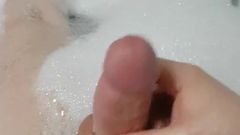 Молодой паренек дрочит в ванне