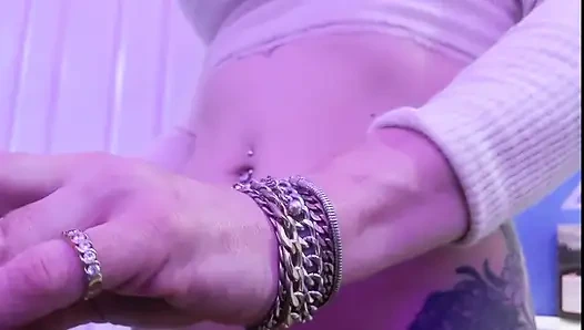 Zoey Portland Pornostar spielt mit ihrer muschi im badezimmer vor dem hof